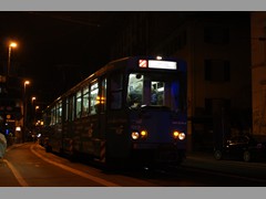 Musterschule bei Nacht.
