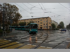 Ein Zug biegt von der Eckenheimer Landstraße in den Marbachweg ab