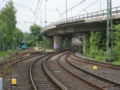 Hier das Vorfeld der Station. Links kann man die Verbindung zum Straßenbahnnetz erkennen. Im Hintergrund wartet die Linie 16.