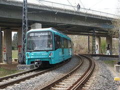 Nach dem Umbau haben wir ein Gleisdreieck. Hier eine U9 aus Richtung Niederursel kommend