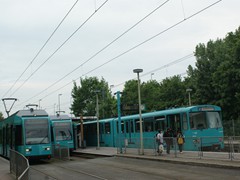 Denn in Ginnheim sind Stadt und Straßenbahn am gleichen Bahnsteig verknüpft.