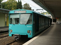 Wie man sieht ist die Station Römerstadt eine der letzten Stationen, die noch nicht barrierefrei sind.