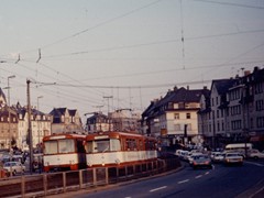 Hier begegnen sich ein Zug des U-1 Wagens mit einem Zug aus U2 Wagen an der Maybachbrücke.