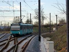 Biegt man am Gleisdreieck in Heddernheim nicht nach Ginnheim ab sondern fährt weiter, kommt man zum Abzweig auf den Riedberg. 