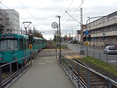 Ein Ptb Zwilling verlässt die Station als Fahrschule