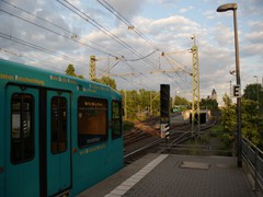...diese ist auch die letzte oberirdische Station der Linie U6 hier geht es in den Tunnel
