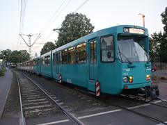 Hier verlässt der Zug die Station.