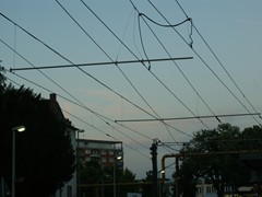 Vorboten der anstehenden Bauarbeiten sind bereits erkennbar. Hier der Fahrdraht für den Gleiswechsel.