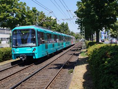 Zufahrt zur Station Gwinnerstraße von Enkheim kommend