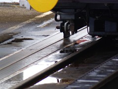 Hier sieht man wie der Stromkabnehmer in den Schlitz greift.