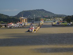 Die Miraflores Schleusen in Sicht.