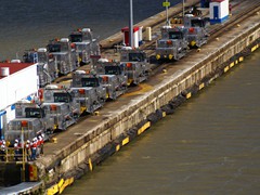 3 dieser Loks werden das Schiff geleiten zwei am Bug und eins am Heck