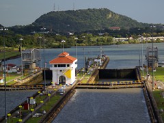 Nun fahren wir in die erste Kammer der Miraflores Locks