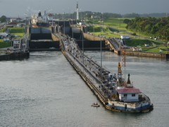 Im frühen Morgengrauen erreichen wir vom Atlantik kommend die Gatun Schleusen. Die Jungs in dem kleinen Ruderbot werden die Leinen zum Schiff bringen mit denen das Schiff mit den Tredelloks verbunden wirt.