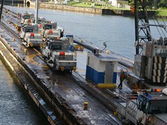 165 und 179 werden mit dem Bug Steuerbord vertäut