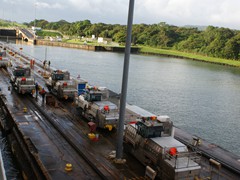 Die Loks auf dem mittleren Gleis warten auf den nächsten Einsatz.