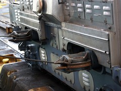 Diese Seile halten das Schiff in der Mitte der Schleusenkammern.