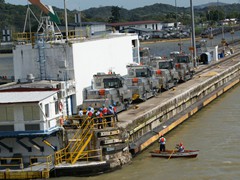 Die Pedro Miguel Schleuse ist erreicht. Wieder stehen tapfere Männer im Ruderboot bereit um die Leinen zum Schiff zu bringen. Der Pfeil gibt dem Schiffsführer an n welche Kammer er einfahren soll.