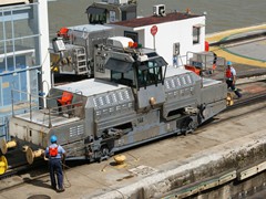 Das überbrachte Seil wird mit den Stahlseilen der Lok verknüpft und an Bord des Schiffes gezogen.