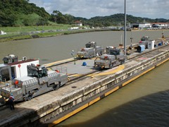 144 und 135 übernehmen Backbord am Bug