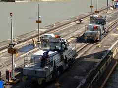 144 und 135 übernehmen Backbord am Bug