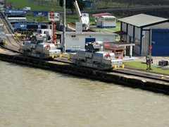 131 und 129 übernehmen Steuerbord am Bug, 141 Steuerbord am Heck