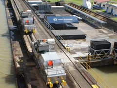 Nun sind auch Steuerbord beide Loks vertäut