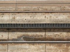 Von unten nach oben: Schiene Zahnstange Schiene Schlitz für die Stromzuführung