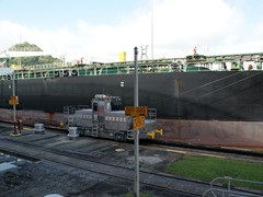 Kleine Lok hält großes Schiff