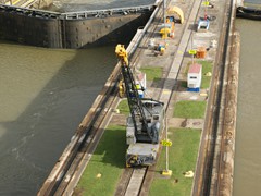 Kräne stehen für Wartunsarbeiten bereit.