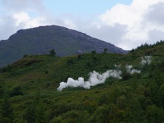 ...bis hinter enem Hügel nur noch das Dampfwölkchen zu sehen ist.