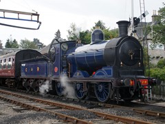 Die Caledonian "828" von 1899 mit Innentriebwerk in Boat of Garten beim Wasserfassen
