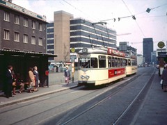 1303 bei Einfahrt in die Station Platz der Republi, Ll 211