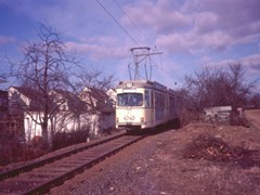 O-Wagen 907 kurz vor Einfahrt in die einzige, eingleisige Station "Am Dachsberg".