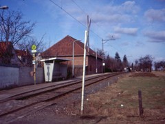 Im Feld gelegen, am Rande der Bebauungsgrenze die Station am "Dachsberg"