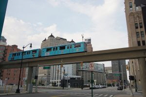 Detroit People Mover und Straßenbahn ohne Oberleitung