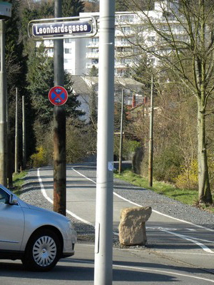 Heute zeugen vom Straßenbahnbetrieb auf der 3,07 km langen Strecke außer den knapp 190 Oberleitungsmasten und zwei Wandrosetten