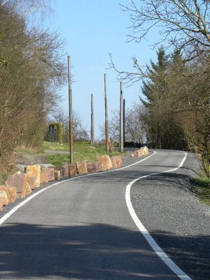 Zwischen der Leonhardsgasse und der Endhaltestelle ist 2010 ein Fuß- und Radweg angelegt worden