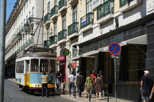 Ein manuelles Einhägen des Rollenstromabnehmer ist