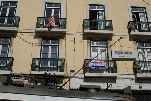 und nur noch der Rollenstromabnehmer anliegt....