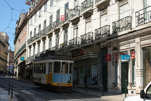 ...um die Fahrt durch enge Gassen fortzusetzen...