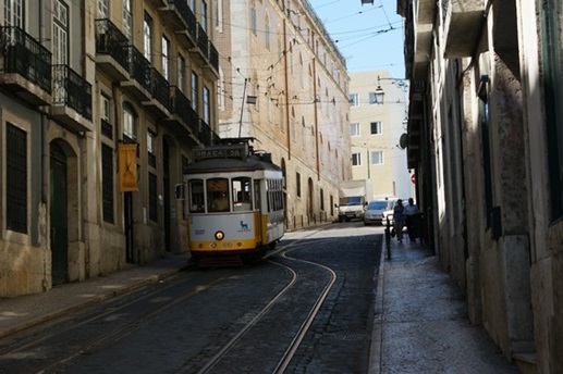 Bergab geht es einfach geradeaus.über die Gleisverschlingung