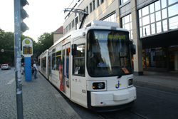 In Jena ist der GT6M-ZR von Adtranz/Bombardier auf Meterspur unterwegs