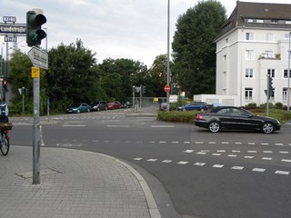 Die Bilder vom August 2010 zeigen die betroffenen Straßen in ihrem heutigen Zustand.