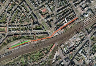 Auf dem GOOGLE-EARTH-Luftbild ist die Lazarettstrecke rot, das Gütergleis grün eingetragen.