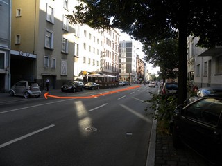 Das knapp 60 m lange Stichgleis sollte bis zum Haus Gartenstraße 17 führen...... ....wo sich zwischen den heutigen Häusern Nr. 17 und 19 die Zufahrt zur Molkerei befand; heute ist dort im Hof die Laderampe des WOOLWORTH-Kaufhauses