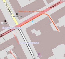 Das knapp 60 m lange Stichgleis sollte bis zum Haus Gartenstraße 17 führen...... ....wo sich zwischen den heutigen Häusern Nr. 17 und 19 die Zufahrt zur Molkerei befand; heute ist dort im Hof die Laderampe des WOOLWORTH-Kaufhause