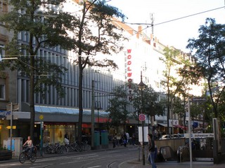 Dort, wo heute in Sachsenhausen das Kaufhaus WOOLWORTH steht (Schweizer Straße 33-37), befand sich bis zu ihrer Zerstörung im 2. Weltkrieg die Dampfmolkerei der Vereinigten Frankfurter Landwirte