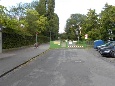 Nur wenn man genau hinschaut findet man noch Spuren einer Straßenbahn in der oberen Siesmeyerstraße