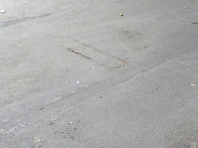 Schwache Spuren im Asphalt lassen die Straßenbahnvergangenheit an dieser Stelle erkennen